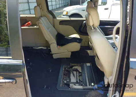 2013 Chrysler Town & Country Touring z USA, uszkodzony, nr VIN 2C4RC1BG1DR540581